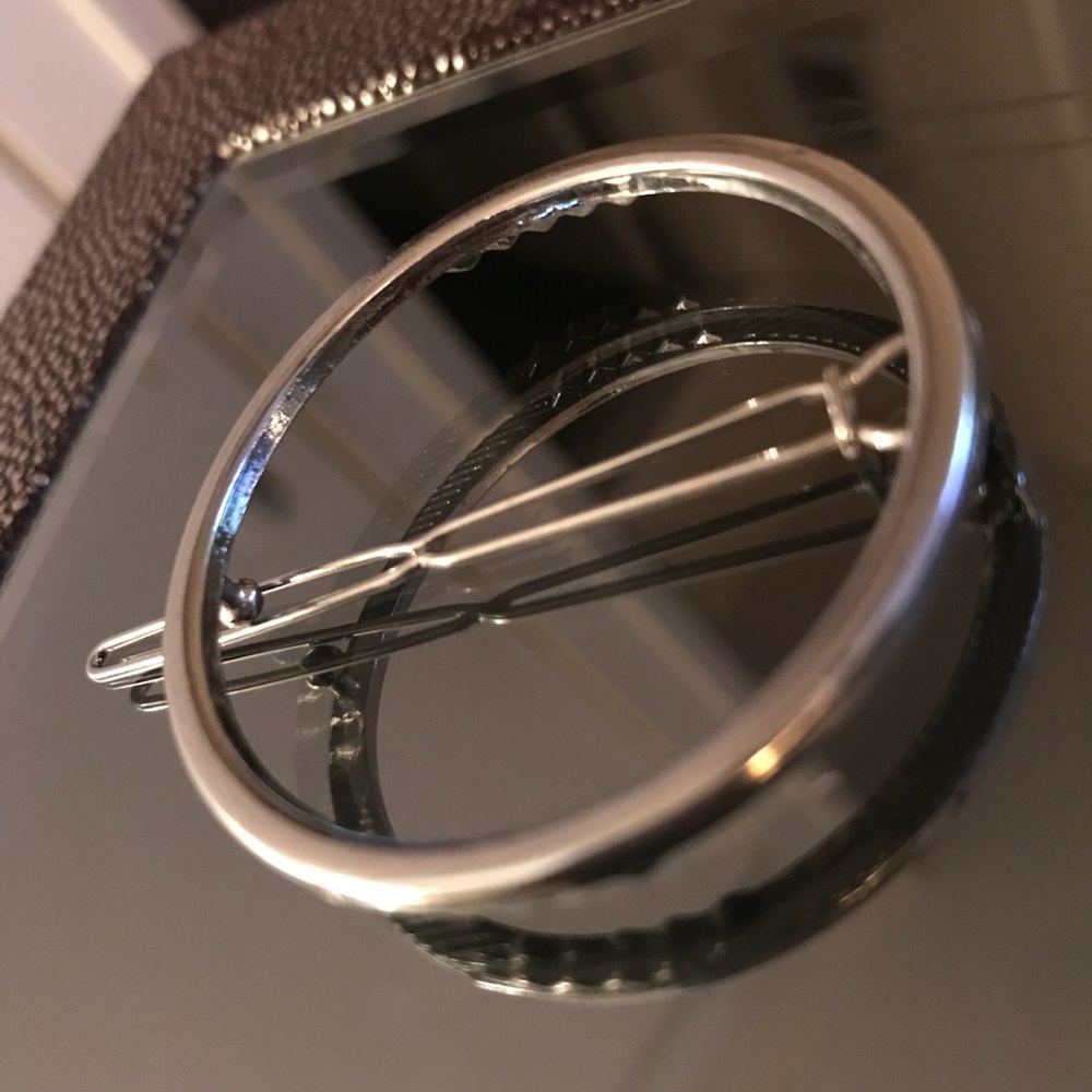 Machete Small Silver Circle Hair Clip